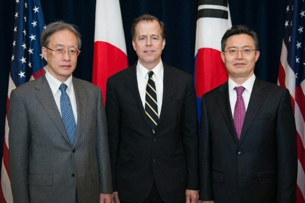 5개월만에 만난 한ㆍ미ㆍ일 6자회담 수석대표들은 최근의 북한의 무력도발이 유엔 안보리 결의 위반임을 확인하고 북핵문제 해결을 위해 진지한 태도로 대화에 나설 것을 요구했다. 오른쪽 부터 황준국 외교부 한반도평화교섭본부장, 글린 데이비스 미 국무부 대북정책특별대표, 이하라 준이치 일 외무성 아시아대양주 국장.  [사진=미 국무부]