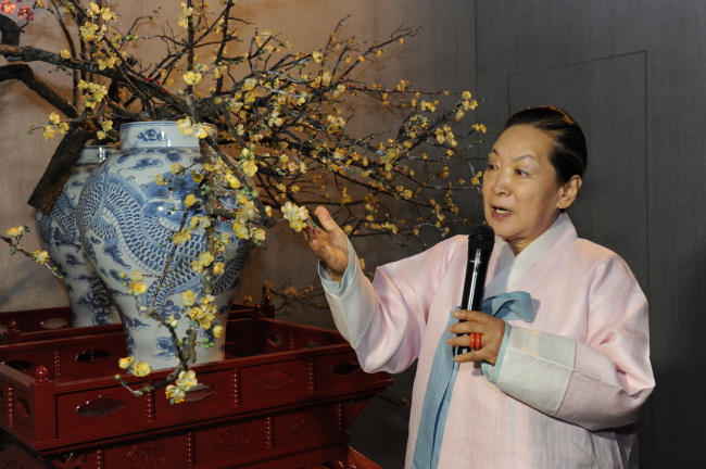 Hwang Su-ro speaks during a press preview of the “Beautiful Royal Silk Flowers” exhibition at the National Palace Museum of Korea on Monday.   Korea Cultural Heritage Administration