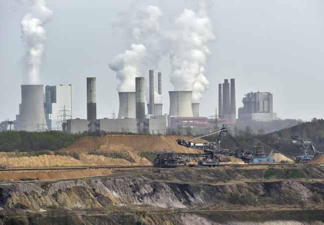 <YONHAP PHOTO-1362> In this picture taken Thursday, April 3, 2014, giant machines dig for brown coal at the open-cast mining Garzweiler in front of a smoking power plant near the city of Grevenbroich in western Germany. After concluding that global warming is almost certainly man-made and poses a grave threat to humanity, the U.N.-sponsored expert panel on climate change is moving on to the next phase: what to do about it. The Intergovernmental Panel on Climate Change, or IPCC, startet a meeting in Berlin Monday, April 7, 2014,to chart ways for the world to rein in the greenhouse gas emissions that scientists say are overheating the planet. (AP Photo/Martin Meissner)/2014-04-07 19:45:23/ <저작권자 ⓒ 1980-2014 ㈜연합뉴스. 무단 전재 재배포 금지.>
A power plant near the city of Grevenbroich, Germany   AP-Yonhap