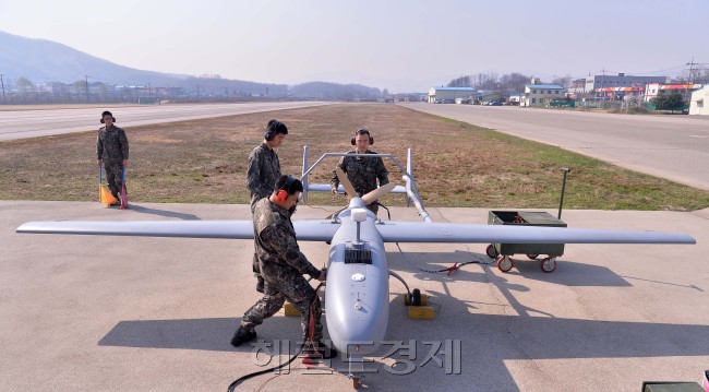 8일 오전 경기도 양주군에 위치한 제 140정보대대 공중정찰중대에서 한국형 육군 무인기 송골매의 비행훈련이 열렸다. 관계자들이 송골매의 비행에 앞서 비행 준비를 하고 있다.<br />이번에 비행훈련을 하는 송골매는 전장5m, 폭 6.5m로 속도는 시속150km/h, 작전반경 100km, 체공시간은 4~5시간이며, 주야간 일체형 자동추적기능을 갖춘 감지기를 탑재한것이 특징이다. <br />사진공동취재단/ 헤럴드경제 이상섭 기자.
8일 오전 경기도 양주군에 위치한 제 140정보대대 공중정찰중대에서 한국형 육군 무인기 송골매의 비행훈련이 열렸다. 관계자들이 송골매의 비행에 앞서 비행 준비를 하고 있다.
이번에 비행훈련을 하는 송골매는 전장5m, 폭 6.5m로 속도는 시속150km/h, 작전반경 100km, 체공시간은 4~5시간이며, 주야간 일체형 자동추적기능을 갖춘 감지기를 탑재한것이 특징이다.
사진공동취재단/ 헤럴드경제 이상섭 기자.
이것이 최첨단 한국형 무인기