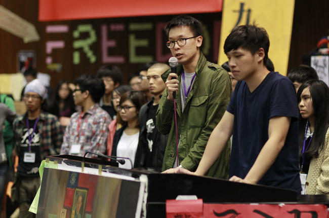 Lin Fei-fan (left) and Chen Wei-ting, leaders of the student protests against a trade pact with China, speak to the media during a press conference on the occupied legislature floor in Taipei on Monday.  AP-Yonhap
