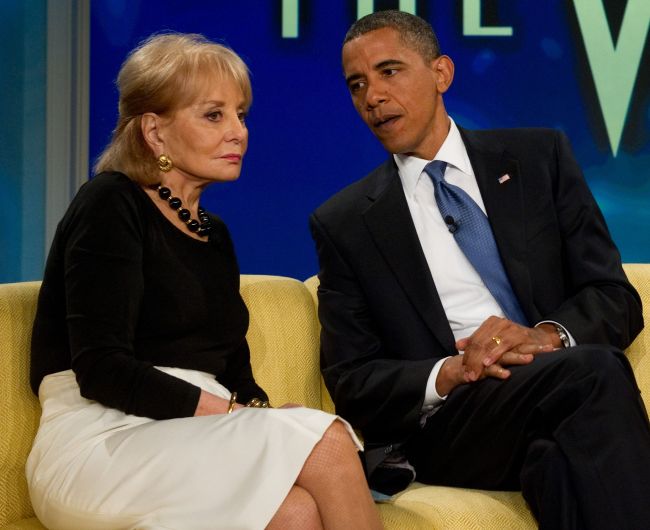 <YONHAP PHOTO-0204> (FILES)US President Barack Obama talks with Barbara Walters as he appears on the ABC daytime television talk show, "The View" in New York, in this July 28, 2010 file photo. Trailblazing US television journalist Barbara Walters, famed for her political and celebrity interviews in a career spanning more than half a century, is to retire next month, the ABC network confirmed April 7, 2014. Walters, 84, who had already confirmed she would retire in 2014, will bring the curtain down on 53 years of broadcasting when she co-hosts her chat show "The View" for the last time on May 16. AFP PHOTO / Saul LOEB / FILES../2014-04-08 06:16:44/ <저작권자 ⓒ 1980-2014 ㈜연합뉴스. 무단 전재 재배포 금지.>
U.S. President Barack Obama talks with Barbara Walters as he appears on the ABC daytime television talk show “The View” in New York on July 28, 2010.   AFP-Yonhap