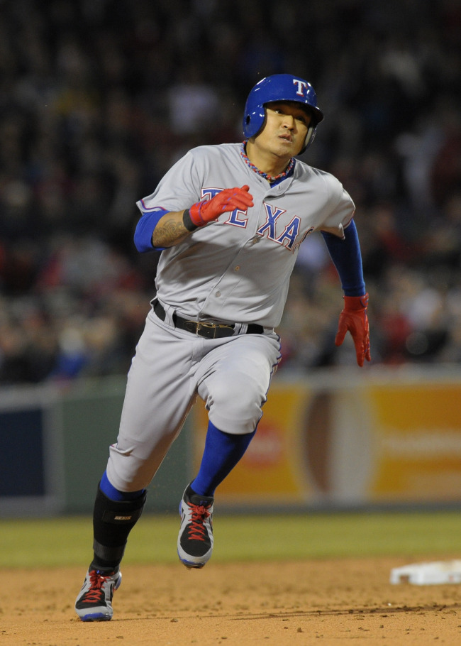 Texas Rangers left fielder Choo Shin-soo runs to third base after hitting a triple in the third inning on Monday. The Korean went 2 for 4.
USA Today-Yonhap