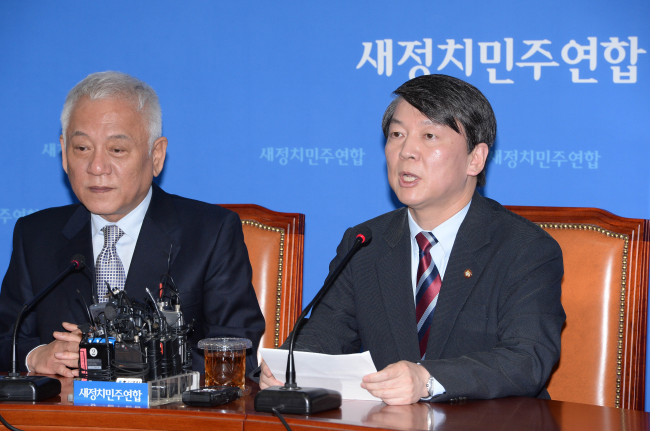 New Politics Alliance for Democracy cochairmen Ahn Cheol-soo (right) and Kim Han-gil hold a press conference at the National Assembly in Seoul on Tuesday.   Lee Gil-dong/The Korea Herald