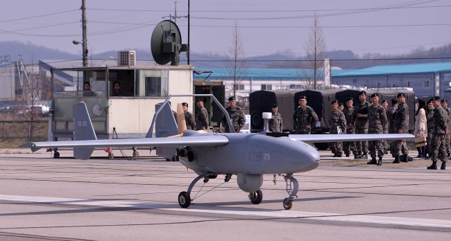 South Korea’s unmanned reconnaissance aircraft Songgolmae lands during a test flight at an army base in Gyeonggi Province on Tuesday. (Related story on Page 3)   Lee Sang-sub/The Korea Herald