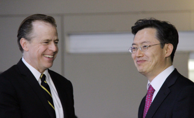 Hwang Joon-kook (right), South Korea’s top negotiator on the North’s nuclear program, meets his U.S. counterpart Glyn Davies in Washington on Monday after a trilateral meeting which also involved Japan’s Junichi Ihara.   Yonhap