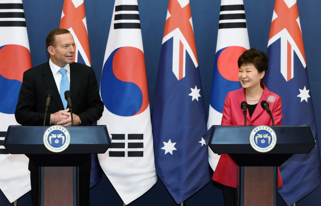 President Park Geun-hye and Australian Prime Minister Tony Abbott conduct a joint press conference after a summit at Cheong Wa Dae on Tuesday.   Park Hyun-koo/The Korea Herald