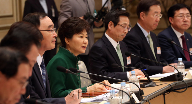 박근혜 대통령이 20일 오후 청와대에서 '규제개혁장관회의 및 민관합동규제개혁 점검회의'를 직접 주재했다. 이 회의에는 관련부처 장관과 전경련 등 경제단체장을 비롯해 갈비집 사장 등 자영업자 60여 명 등 총 140여 명이 참석해 끝장 토론을 벌였다. 회의 전과정이 사상 처음으로 TV로 생중계 됐다.  박현구 기자phko@heraldcorp.com
박근혜 대통령이 20일 오후 청와대에서 '규제개혁장관회의 및 민관합동규제개혁 점검회의'를 직접 주재했다. 이 회의에는 관련부처 장관과 전경련 등 경제단체장을 비롯해 갈비집 사장 등 자영업자 60여 명 등 총 140여 명이 참석해 끝장 토론을 벌였다. 회의 전과정이 사상 처음으로 TV로 생중계 됐다.  박현구 기자phko@heraldcorp.com
박근혜 대통령이 20일 오후 청와대에서 '규제개혁장관회의 및 민관합동규제개혁 점검회의'를 직접 주재했다. 이 회의에는 관련부처 장관과 전경련 등 경제단체장을 비롯해 갈비집 사장 등 자영업자 60여 명 등 총 140여 명이 참석해 끝장 토론을 벌였다. 회의 전과정이 사상 처음으로 TV로 생중계 됐다.  박현구 기자phko@heraldcorp.com
