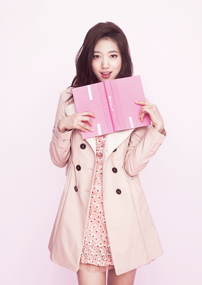 박신혜(탤런트/영화배우)
여배우 박신혜가 오는 5월부터 7개국을 순회하며 팬미팅에 나선다. 연예기획사 솔트(S.A.L.T)엔터테인먼트는 “박신혜가 오는 5월부터 ‘2014 박신혜 월드 투어:스토리 오브 엔젤“(PARK SHIN HYE WORLD TOUR : STORY OF ANGEL)’이라는 타이틀로 미국, 태국, 중국, 일본, 대만, 홍콩, 필리핀 등에서 팬미팅을 가질 예정”이라고 9일 밝혔다.