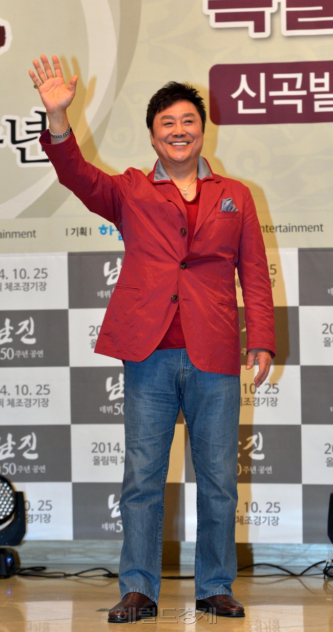 남진 데뷔 50주년 기자간담회<br /><br />윤병찬기자/yoon4698@heraldcorp.com
남진 데뷔 50주년 기자간담회
윤병찬기자/yoon4698@heraldcorp.com
남진 데뷔 50주년 기자간담회
윤병찬기자/yoon4698@heraldcorp.com