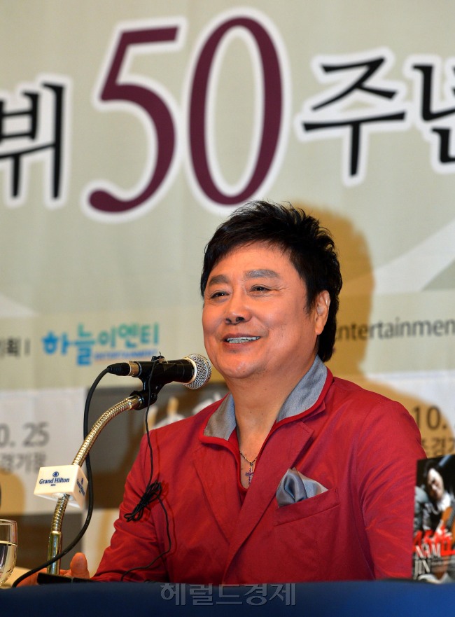 남진 데뷔 50주년 기자간담회<br /><br />윤병찬기자/yoon4698@heraldcorp.com
남진 데뷔 50주년 기자간담회
윤병찬기자/yoon4698@heraldcorp.com
남진 데뷔 50주년 기자간담회
윤병찬기자/yoon4698@heraldcorp.com