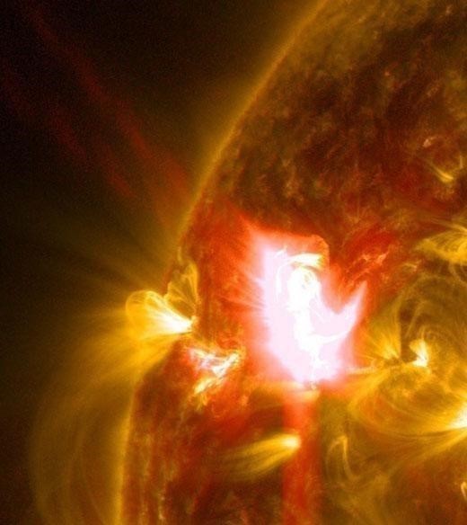 미 항공우주국 나사(NASA)가 공개한 태양 흑점 폭발 영상이 화제다. 태양 폭발이란 활발한 흑점군 부근 태양체층의 일부가 갑자기 밝아지다가 수십 분 후에 원래의 상태로 되돌아가는 현상을 의미한다.
최근 공개된 태양 폭발 영상은 지난 2010년 발사된 ‘태양활동관측위성’(solar dynamics observatory)이 촬영한 것으로, 촬영 당시 관측된 태양 폭발의 등급은 A, B, C, M, X등급 중 M6.5로 관측돼 비교적 강력한 수준으로 알려졌다.