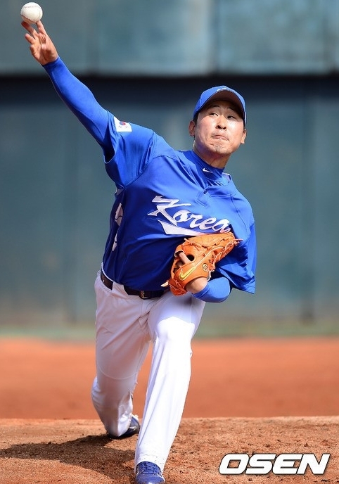 윤석민(야구선수/기아타이거즈투수)
미국 메이저리그 볼티모어의 윤석민이 첫 공식 등판경기에서 최악의 피칭으로 고개를 숙였다.