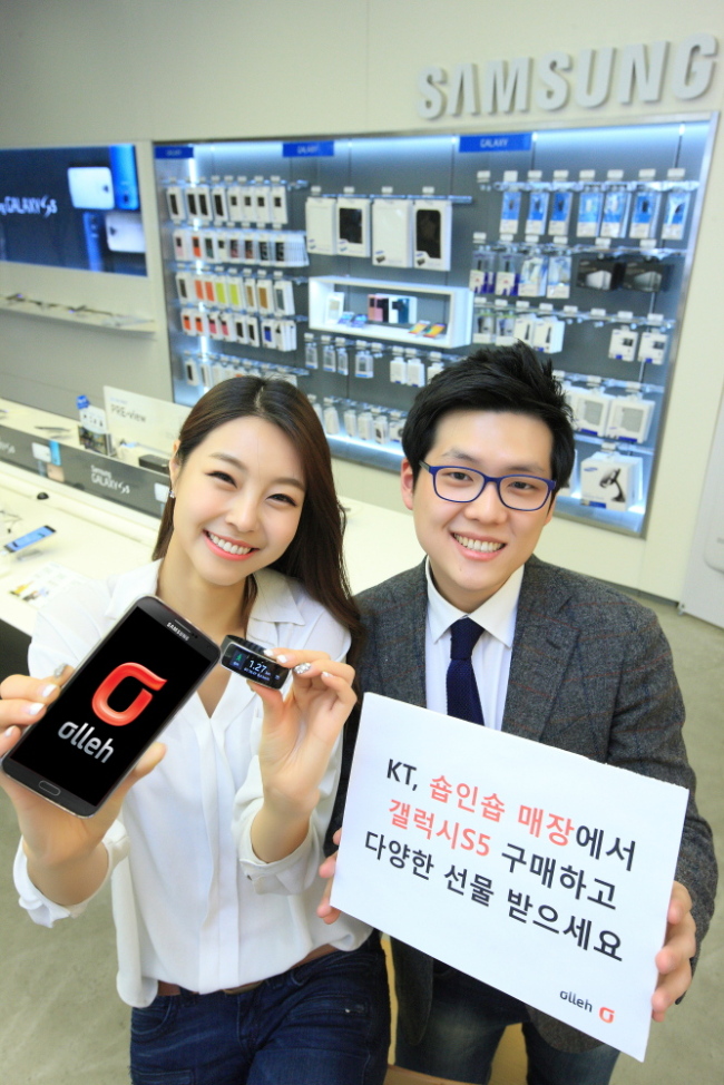 KT가 국내 최초로 삼성전자와 손잡고 핵심 매장인 올레애비뉴 강남점과 M&S 홍대역직영점을 체험형 숍인숍(Shop In Shop)매장으로 단장했다고 9일 밝혔다. KT 대형 대리점 안에 삼성전자 갤럭시S5와 노트3, 그리고 관련 악세사리 제품을 따로 전시, 판매하는 매장이 들어온 것이다.