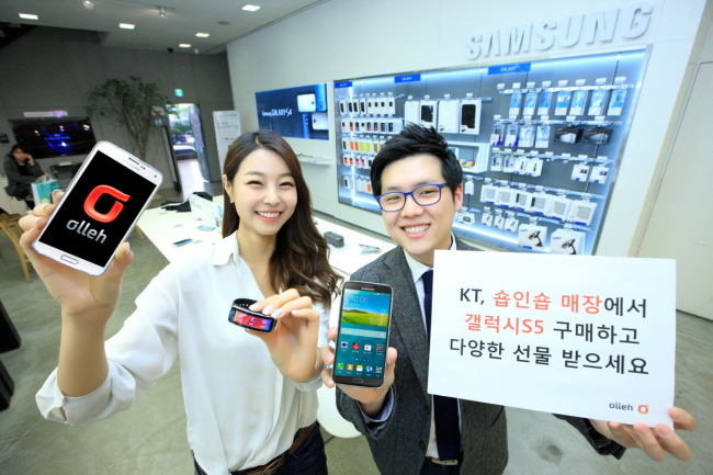 KT가 국내 최초로 삼성전자와 손잡고 핵심 매장인 올레애비뉴 강남점과 M&S 홍대역직영점을 체험형 숍인숍(Shop In Shop)매장으로 단장했다고 9일 밝혔다. KT 대형 대리점 안에 삼성전자 갤럭시S5와 노트3, 그리고 관련 악세사리 제품을 따로 전시, 판매하는 매장이 들어온 것이다.