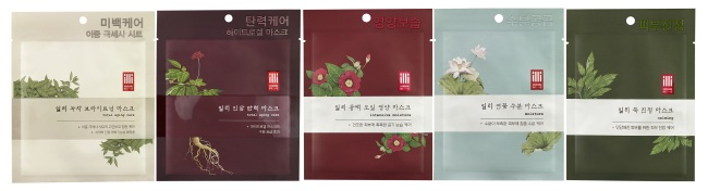 한방탄력케어 일리(illi)에서 ‘훼이셜 시트 마스크팩 5종’을 새롭게 선보인다.
먼저, ‘일리 녹차 브라이트닝 마스크(1매/ 2500원대)’는 식약처 인정 미백 기능성 제품으로 칙칙함이 고민되는 눈가와 볼 주위 피부를 환하고 맑게 케어하는 시트 마스크팩이다.