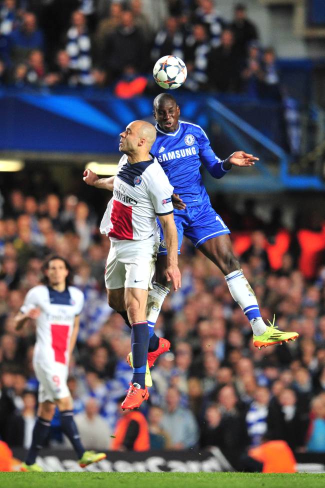 Chelsea’s Demba Ba (right) and PSG’s Alex Costa vie for the ball on Tuesday.   AFP-Yonhap