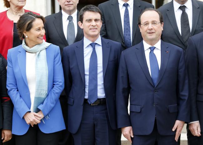 French President Francois Hollande (right), new French Prime Minister Manuel Valls (center) and Environment and Energy Minister Segolene Royal pose during the weekly cabinet meeting at the Elysee Palace in Paris on April 4.      AP-Yonhap
