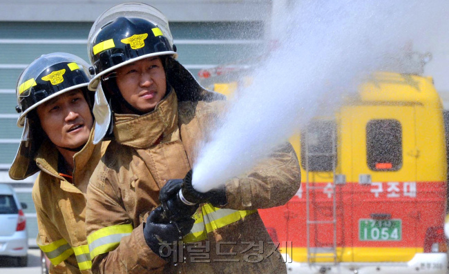 소방재난본부는 화재 진압능력을 배양하기 위해 8일 서울 도봉구  소방학교에서  소방전술경연대회를 열고 있다. 박현구 가자phko@heraldcorp.com
소방재난본부는 화재 진압능력을 배양하기 위해 8일 서울 도봉구  소방학교에서  소방전술경연대회를 열고 있다. 박현구 가자phko@heraldcorp.com