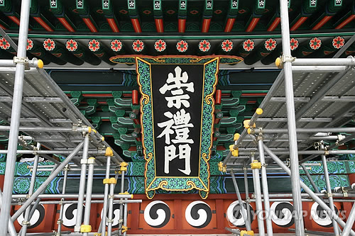박근혜 대통령은 지난 2월13일 문화재청 업무보고를 받으면서 숭례문 복원공사를 둘러싸고 부실과 비리가 얼룩진데 대해 “환골탈태의 각오로 업무에 임해야 하고, 문화재 수리 관리체계를 전면적으로 ‘혁신’하는 대책을 마련해 주기 바란다”고 당부한바 있다.
문화재청은 9일 ‘혁신’ 대책이라고 내놓았지만, 내용은 ‘구멍 투성이’라는 평가이다.