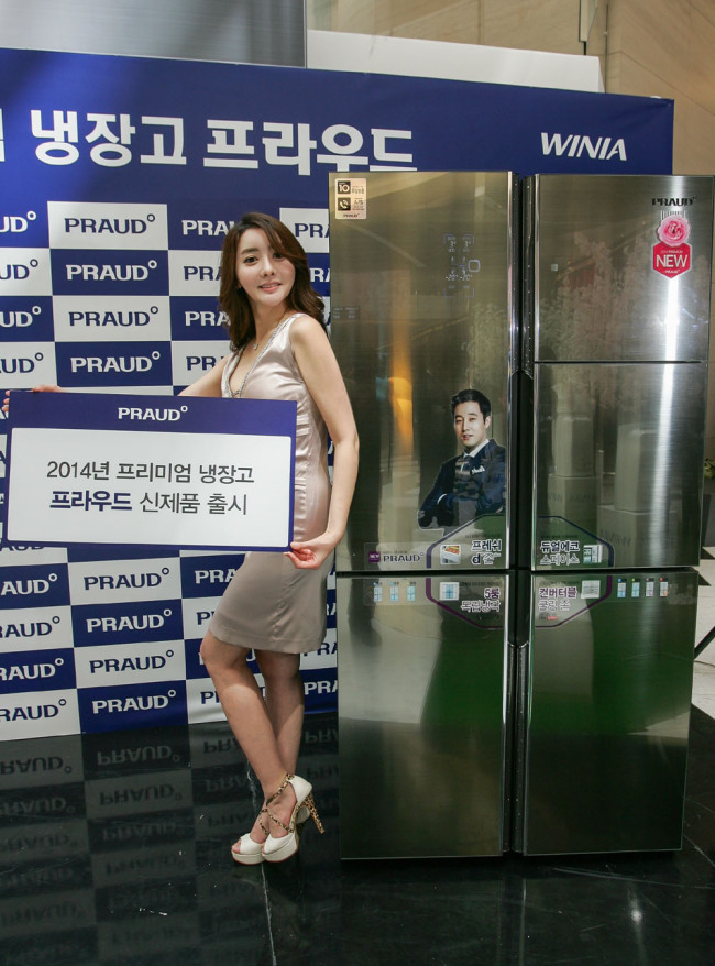위니아만도가 저장실 보관 기능을 자유롭게 전환할 수 있는 프리미엄 냉장고 ‘프라우드(PRAUD)’ 2014년형 신제품을 출시했다. 모델이 2014년형 ‘프라우드’ 신제품(모델명 RX924PKFEPM)을 소개하고 있다. ［사진제공=위니아만도］