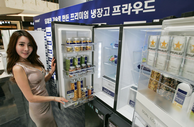 위니아만도가 저장실 보관 기능을 자유롭게 전환할 수 있는 프리미엄 냉장고 ‘프라우드(PRAUD)’ 2014년형 신제품을 출시했다. 모델이 2014년형 ‘프라우드’ 신제품(모델명 RX924PKFEPM)을 소개하고 있다. ［사진제공=위니아만도］