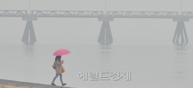 서울 등 중부내륙과 서해안에 짙은 안개가 낀 9일 오전 영종도 삼목선착장에서 한 관광객이 안개속을 걸으며 장봉도로 트레킹을 가고 있다.