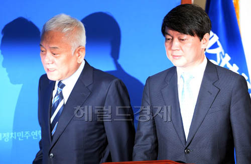 김한길(좌부터/국회의원/전장관/새정치민주연합서울광진갑공동대표),안철수(국회의원/새정치민주연합공동대표)
김한길.안철수 새정치민주연합 공동대표가 9일 오전 서울 여의도 국회에서 열린 최고위원회의에 참석하기 위해 회의장에 들어서고 있다.
이날 회의에서 김대표는 “안 대표의 선택은 책임있는 지도자의 고뇌의 소산이자 약속을 저버린 무책임한 사람들에게 부끄러움을 알리는 경종”이라며 “안 대표의 선택은 일신의 안위를 위한 구차한 선택이 아니라 민주주의를 살리기 위한 당당한 선언”이라고 주장했다.