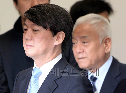안철수(좌부터/국회의원/새정치민주연합공동대표),김한길(국회의원/전장관/새정치민주연합서울광진갑공동대표)
안철수.김한길 새정치민주연합 공동대표가 9일 오전 서울 여의도 국회에서 열린 최고위원회의에 참석하기 위해 회의장에 들어서고 있다.
안대표는 이날 회의에서 “무공천에 대한 전당원투표와 국민여론조사는 소신을 접고 후퇴하겠다는 뜻이 아니다”라며 “오히려 다시 한 번 당원동지들과 국민의 확인을 받아 더 굳세게 나가자는 것”이라고 강조했다.