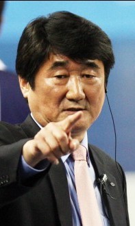 신치용(배구감독/배구코치/삼성화재블루팡스)
프로배구 V리그에서 우리나라 프로 스포츠 사상 첫 7연패를 달성한 신치용<사진> 프로배구 삼성화재 블루팡스 감독이 9일 열린 삼성그룹 주간 사장단 회의에 참석했다. 수요일마다 열리는 사장단 회의에 신 감독이 참석한 것은 역대 삼성 산하 스포츠단 감독을 통틀어 처음인 것으로 알려졌다.