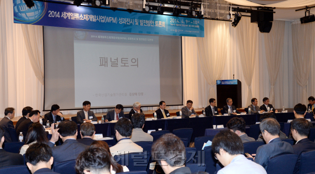 9일 오전 서울 양재동 THE-K 서울호텔 컨벤션센터에서 산업통상자원부 주최, 한국산업기술평가관리단 주관으로 '2014 세계일류 소재개발사업 성과전시 및 발전방안 토론회'가 열리고 있다./ 안훈 기자 rosedale@ 2014.04.09
9일 오전 서울 양재동 THE-K 서울호텔 컨벤션센터에서 산업통상자원부 주최, 한국산업기술평가관리단 주관으로 '2014 세계일류 소재개발사업 성과전시 및 발전방안 토론회'가 열리고 있다./ 안훈 기자 rosedale@ 2014.04.09
9일 오전 서울 양재동 THE-K 서울호텔 컨벤션센터에서 산업통상자원부 주최, 한국산업기술평가관리단 주관으로 '2014 세계일류 소재개발사업 성과전시 및 발전방안 토론회'가 열리고 있다./ 안훈 기자 rosedale@ 2014.04.09
9일 오전 서울 양재동 THE-K 서울호텔 컨벤션센터에서 산업통상자원부 주최, 한국산업기술평가관리단 주관으로 '2014 세계일류 소재개발사업 성과전시 및 발전방안 토론회'가 열리고 있다./ 안훈 기자 rosedale@ 2014.04.09
9일 오전 서울 양재동 THE-K 서울호텔 컨벤션센터에서 산업통상자원부 주최, 한국산업기술평가관리단 주관으로 '2014 세계일류 소재개발사업 성과전시 및 발전방안 토론회'가 열리고 있다./ 안훈 기자 rosedale@ 2014.04.09
9일 오전 서울 양재동 THE-K 서울호텔 컨벤션센터에서 산업통상자원부 주최, 한국산업기술평가관리단 주관으로 '2014 세계일류 소재개발사업 성과전시 및 발전방안 토론회'가 열리고 있다./ 안훈 기자 rosedale@ 2014.04.09