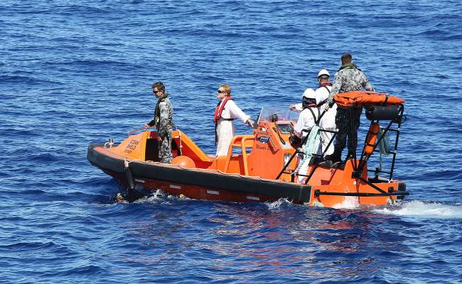 A fast response craft from Australian Defense Vessel Ocean Shield tows Able Seaman Clearance Diver Michael Arnold as he searches the ocean for debris of the missing Malaysia Airlines Flight MH 370 in the southern Indian Ocean.   AFP-Yonhap