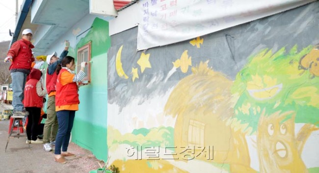 하얏트 리젠시 인천은 9일 호텔 직원들이 직접 무의도 선착장 부근에서 벽화그리기 봉사 활동을 하고 있다. 무의도 벽화 그리기는 지역 환경개선과 주민 편의 증진을 돕고 글로벌 사회 공헌프로그램 ‘하얏트 트라이브’(Hyatt Thrive)‘의 일환인 봉사활동이다.