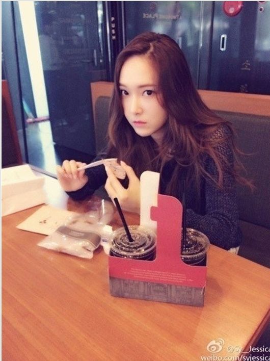 제시카(정수연/가수/뮤지컬배우/소녀시대)
그룹 소녀시대 멤버 제시카가 얼음 공주와 같은 일상 사진을 공개해 화제다.
[사진출처=제시카 웨이보]