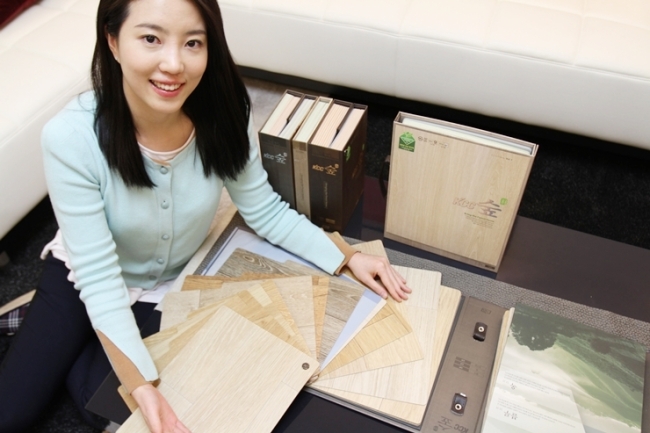 건축자재 기업 KCC(대표 정몽익)는 ‘스칸디나비아 디자인’을 접목한 따뜻한 자연주의 감성의 ‘숲 소리순’ 등 바닥재 6종<사진>을 9일 선보였다.