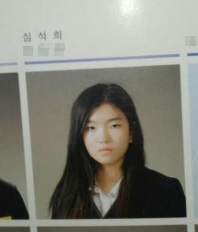 심석희(스케이트선수)
‘2014 소치 동계올림픽’ 금메달리스트 한국 쇼트트랙 국가대표 심석희 선수(17)의 중학교 졸업 사진이 공개돼 관심을 끌고 있다.