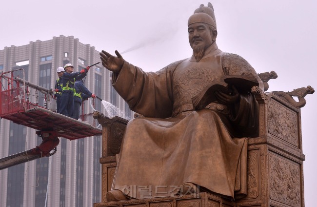 봄을 맞아 10일 오전 서울 광화문광장에서 서울시 관계자들이 매연, 먼지 등으로 지저분해진 세종대왕 동상을 깨끗하게 세척을 하고 있다.