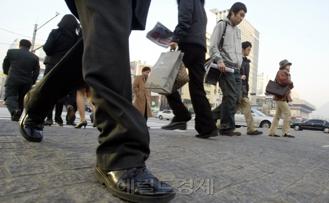 설연휴 끝나고 첫출근인 20일 오전 시민들이 가벼운 옷차림으로 힘찬 걸음을 내딛고 있다.<br />김명섭기자  msiron@ 2007.02.20
잔인한 4월이다. 최근 불어닥친 감원 한파는 고용창출 능력이 다한 한계산업의 구조적 문제에서 비롯됐다는 분석이다. 이번에 없어진 일자리는 다시 만들어지기 어렵다는 뜻이다. 제조업 일자리 만들기가 인건비의 한계를 넘어서기 어려운 만큼 이제는 정부와 기업이 고부가 산업과 첨단서비스업 등에서 고용동력을 발굴해야 한다는 주장이 힘을 얻고 있다.