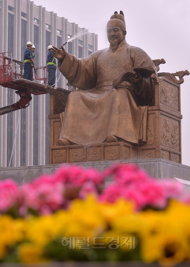봄을 맞아 10일 오전 서울 광화문광장에서 서울시 관계자들이 매연, 먼지 등으로 지저분해진 세종대왕 동상을 깨끗하게 세척을 하고 있다.