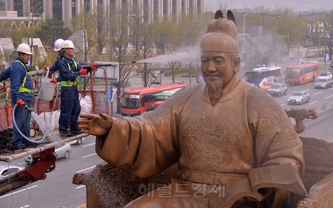 봄을 맞아 10일 오전 서울 광화문광장에서 서울시 관계자들이 매연, 먼지 등으로 지저분해진 세종대왕 동상을 깨끗하게 세척을 하고 있다.