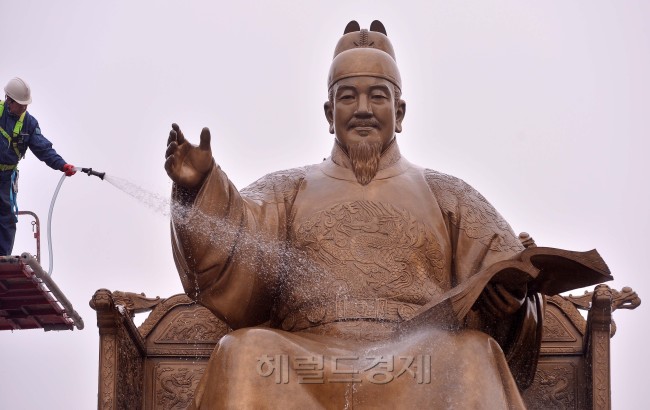 봄을 맞아 10일 오전 서울 광화문광장에서 서울시 관계자들이 매연, 먼지 등으로 지저분해진 세종대왕 동상을 깨끗하게 세척을 하고 있다.