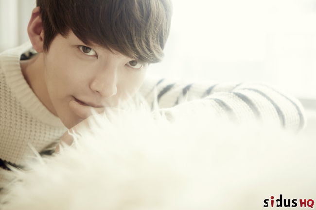 김우빈(김현중/모델/탤런트)
영화 ‘친구2’와 드라마 ‘상속자들’로 뜨거운 인기를 누리고 있는 김우빈이 ‘기술자들’에 이어 차차기작까지 예약했다. 영화 ‘스물’(가제, 감독 이병헌)이다. ‘스물’은 제목대로 스무살이 된 혈기왕성한 청년 3명의 사랑과 우정을 그린 코미디영화다. 주연 3명 중 김우빈이 제일 먼저 출연을 확정했다.