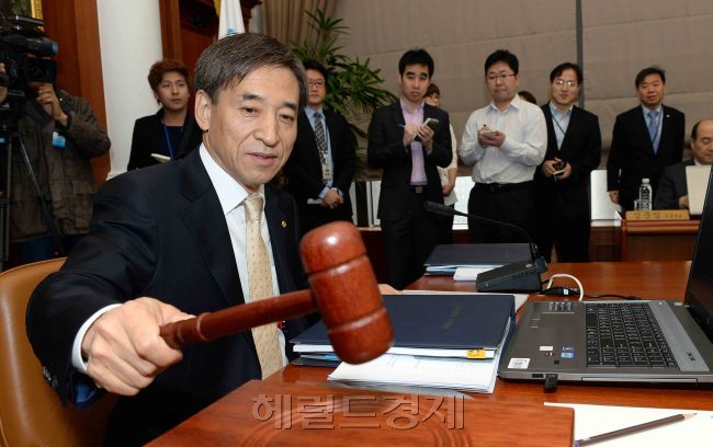 10일 남대문로 한국은행에서 열린 취임후 첫 금융통화위원회에 참석한 이주열 한국은행총재가 회의시작을 알리는 의사봉을 치고 있다.<br /><br />박해묵기자/mook@heraldcorp.com
10일 남대문로 한국은행에서 열린 취임후 첫 금융통화위원회에 참석한 이주열 한국은행총재가 회의시작을 알리는 의사봉을 치고 있다.
박해묵기자/mook@heraldcorp.com