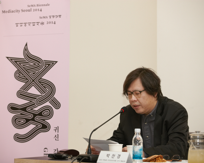 SeMA 비엔날레 '미디어시티서울'2014 주제를 발표하고 있는 박찬경 예술감독. [사진제공=서울시립미술관]