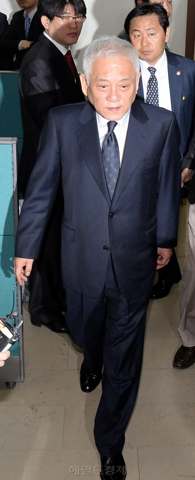김한길 새정치민주연합 공동대표가 10일 오전 서울 여의도 국회 당대표실에서  이석현의원으로 부터 기초공천관련 조사결과를 보고 받은후  당대표실을 나서고 있다..이길동기자.gdlee@heraldcorp.com
김한길 새정치민주연합 공동대표가 10일 오전 서울 여의도 국회 당대표실에서  이석현의원으로 부터 기초공천관련 조사결과를 보고 받은후  당대표실을 나서고 있다..이길동기자.gdlee@heraldcorp.com