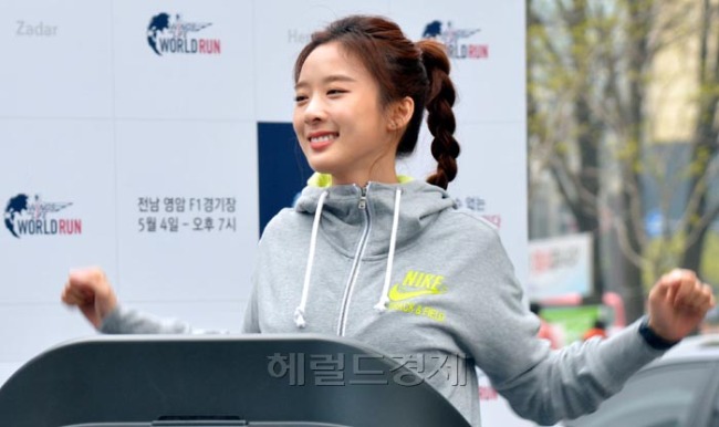 이청아(영화배우)
척수손상 치료 연구기금 조성을 위한 국제자선달리기대회인 ‘윙스 포 라이프 월드 런’ 개최를 앞두고 10일 오전 서울 청계광장에서 사전 행사가 열렸다. 첫 주자로 배우 이청아와 온주환이 달리기 시작해 사전행사는 총 213명이 약 35.5시간 동안 런닝머신으로 이어달리기를 한다. ‘윙스 포 라이프 월드 런’ 본 행사는 5월 4일 한국 시간 오후7시 전 세계 33개국35개 도시에서 개최되고 우리나라에서는 전남 영암 F1경기장에서 열린다.