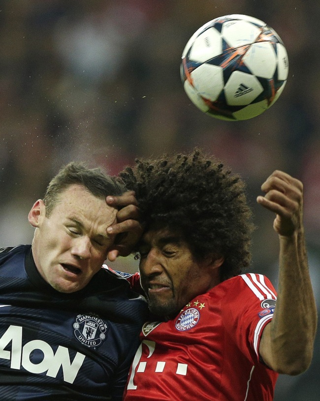 Manchester United’s Wayne Rooney (left) and Bayern’s Dante vie for the ball on Wednesday.   AP-Yonhap