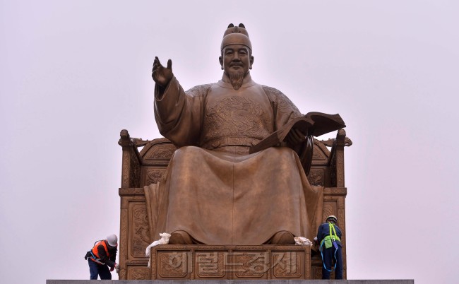봄을 맞아 10일 오전 서울 광화문광장에서 서울시 관계자들이 매연, 먼지 등으로 지저분해진 세종대왕 동상을 깨끗하게 세척을 한 후 천으로 동상의 표면을 닦고 있다.