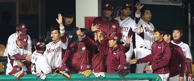 <YONHAP PHOTO-2057> 문우람, '나 잘했나요?' (서울=연합뉴스) 한종찬 기자 = 2일 오후 서울 목동구장에서 열린 2014 프로야구 넥센 히어로즈과 두산 베어스의 경기. 7회말 무사에서 넥센 문우람이 솔로홈런을 치고 홈인한 뒤 동료들과 기쁨을 나누고 있다. 2014.4.2 saba@yna.co.kr/2014-04-02 21:31:37/ <저작권자 ⓒ 1980-2014 ㈜연합뉴스. 무단 전재 재배포 금지.>
The Nexen Heroes are looking to reach the postseason for the second consecutive season.   Yonhap