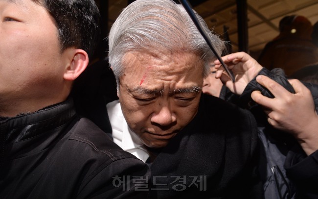 사기성 회사채·기업어음(CP) 발행과 고의적 법정관리 신청 의혹 등을 받는 현재현 동양그룹 회장이 세번째 검찰 조사를 받기 위해 19일 오전 서울 서초동 서울중앙지검으로 출석하던 중 동양그룹 CP 피해자들이 차량으로 달려들자 굳은 표정을 하고 있다. 검찰은 이번 소환을 끝으로 수사기록과 진술내용을 정리해 현 회장에 대한 사전구속영장 청구 여부 등 신병처리 방안을 결정할 방침이다<br /> 이상섭 기자. babtong@heraldcorp.com 2013.12.19
사기성 회사채·기업어음(CP) 발행과 고의적 법정관리 신청 의혹 등을 받는 현재현 동양그룹 회장이 세번째 검찰 조사를 받기 위해 19일 오전 서울 서초동 서울중앙지검으로 출석하던 중 동양그룹 CP 피해자들이 차량으로 달려들자 굳은 표정을 하고 있다. 검찰은 이번 소환을 끝으로 수사기록과 진술내용을 정리해 현 회장에 대한 사전구속영장 청구 여부 등 신병처리 방안을 결정할 방침이다<br /> 이상섭 기자. babtong@heraldcorp.com 2013.12.19
사기성 회사채·기업어음(CP) 발행과 고의적 법정관리 신청 의혹 등을 받는 현재현 동양그룹 회장이 세번째 검찰 조사를 받기 위해 19일 오전 서울 서초동 서울중앙지검으로 출석하던 중 동양그룹 CP 피해자들이 차량으로 달려들자 굳은 표정을 하고 있다. 검찰은 이번 소환을 끝으로 수사기록과 진술내용을 정리해 현 회장에 대한 사전구속영장 청구 여부 등 신병처리 방안을 결정할 방침이다<br /> 이상섭 기자. babtong@heraldcorp.com 2013.12.19
사기성 회사채·기업어음(CP) 발행과 고의적 법정관리 신청 의혹 등을 받는 현재현 동양그룹 회장이 세번째 검찰 조사를 받기 위해 19일 오전 서울 서초동 서울중앙지검으로 출석하던 중 동양그룹 CP 피해자들이 차량으로 달려들자 굳은 표정을 하고 있다. 검찰은 이번 소환을 끝으로 수사기록과 진술내용을 정리해 현 회장에 대한 사전구속영장 청구 여부 등 신병처리 방안을 결정할 방침이다<br /> 이상섭 기자. babtong@heraldcorp.com 2013.12.19
사기성 회사채·기업어음(CP) 발행과 고의적 법정관리 신청 의혹 등을 받는 현재현 동양그룹 회장이 세번째 검찰 조사를 받기 위해 19일 오전 서울 서초동 서울중앙지검으로 출석하던 중 동양그룹 CP 피해자들이 차량으로 달려들자 굳은 표정을 하고 있다. 검찰은 이번 소환을 끝으로 수사기록과 진술내용을 정리해 현 회장에 대한 사전구속영장 청구 여부 등 신병처리 방안을 결정할 방침이다<br /> 이상섭 기자. babtong@heraldcorp.com 2013.12.19
사기성 회사채·기업어음(CP) 발행과 고의적 법정관리 신청 의혹 등을 받는 현재현 동양그룹 회장이 세번째 검찰 조사를 받기 위해 19일 오전 서울 서초동 서울중앙지검으로 출석하던 중 동양그룹 CP 피해자들이 차량으로 달려들자 굳은 표정을 하고 있다. 검찰은 이번 소환을 끝으로 수사기록과 진술내용을 정리해 현 회장에 대한 사전구속영장 청구 여부 등 신병처리 방안을 결정할 방침이다<br /> 이상섭 기자. babtong@heraldcorp.com 2013.12.19
사기성 회사채·기업어음(CP) 발행과 고의적 법정관리 신청 의혹 등을 받는 현재현 동양그룹 회장이 세번째 검찰 조사를 받기 위해 19일 오전 서울 서초동 서울중앙지검으로 출석하던 중 동양그룹 CP 피해자들이 차량으로 달려들자 굳은 표정을 하고 있다. 검찰은 이번 소환을 끝으로 수사기록과 진술내용을 정리해 현 회장에 대한 사전구속영장 청구 여부 등 신병처리 방안을 결정할 방침이다<br /> 이상섭 기자. babtong@heraldcorp.com 2013.12.19
사기성 회사채·기업어음(CP) 발행과 고의적 법정관리 신청 의혹 등을 받는 현재현 동양그룹 회장이 세번째 검찰 조사를 받기 위해 19일 오전 서울 서초동 서울중앙지검으로 출석하던 중 동양그룹 CP 피해자들이 차량으로 달려들자 굳은 표정을 하고 있다. 검찰은 이번 소환을 끝으로 수사기록과 진술내용을 정리해 현 회장에 대한 사전구속영장 청구 여부 등 신병처리 방안을 결정할 방침이다
이상섭 기자. babtong@heraldcorp.com 2013.12.19
사기성 회사채·기업어음(CP) 발행과 고의적 법정관리 신청 의혹 등을 받는 현재현 동양그룹 회장이 세번째 검찰 조사를 받기 위해 19일 오전 서울 서초동 서울중앙지검으로 출석하던 중 동양그룹 CP 피해자들이 차량으로 달려들자 굳은 표정을 하고 있다. 검찰은 이번 소환을 끝으로 수사기록과 진술내용을 정리해 현 회장에 대한 사전구속영장 청구 여부 등 신병처리 방안을 결정할 방침이다<br /> 이상섭 기자. babtong@heraldcorp.com 2013.12.19
사기성 회사채·기업어음(CP) 발행과 고의적 법정관리 신청 의혹 등을 받는 현재현 동양그룹 회장이 세번째 검찰 조사를 받기 위해 19일 오전 서울 서초동 서울중앙지검으로 출석하던 중 동양그룹 CP 피해자들이 차량으로 달려들자 굳은 표정을 하고 있다. 검찰은 이번 소환을 끝으로 수사기록과 진술내용을 정리해 현 회장에 대한 사전구속영장 청구 여부 등 신병처리 방안을 결정할 방침이다<br /> 이상섭 기자. babtong@heraldcorp.com 2013.12.19
사기성 회사채·기업어음(CP) 발행과 고의적 법정관리 신청 의혹 등을 받는 현재현 동양그룹 회장이 세번째 검찰 조사를 받기 위해 19일 오전 서울 서초동 서울중앙지검으로 출석하던 중 동양그룹 CP 피해자들이 차량으로 달려들자 굳은 표정을 하고 있다. 검찰은 이번 소환을 끝으로 수사기록과 진술내용을 정리해 현 회장에 대한 사전구속영장 청구 여부 등 신병처리 방안을 결정할 방침이다<br /> 이상섭 기자. babtong@heraldcorp.com 2013.12.19
사기성 회사채·기업어음(CP) 발행과 고의적 법정관리 신청 의혹 등을 받는 현재현 동양그룹 회장이 세번째 검찰 조사를 받기 위해 19일 오전 서울 서초동 서울중앙지검으로 출석하던 중 동양그룹 CP 피해자들이 차량으로 달려들자 굳은 표정을 하고 있다. 검찰은 이번 소환을 끝으로 수사기록과 진술내용을 정리해 현 회장에 대한 사전구속영장 청구 여부 등 신병처리 방안을 결정할 방침이다<br /> 이상섭 기자. babtong@heraldcorp.com 2013.12.19
사기성 회사채·기업어음(CP) 발행과 고의적 법정관리 신청 의혹 등을 받는 현재현 동양그룹 회장이 세번째 검찰 조사를 받기 위해 19일 오전 서울 서초동 서울중앙지검으로 출석하던 중 동양그룹 CP 피해자들이 차량으로 달려들자 굳은 표정을 하고 있다. 검찰은 이번 소환을 끝으로 수사기록과 진술내용을 정리해 현 회장에 대한 사전구속영장 청구 여부 등 신병처리 방안을 결정할 방침이다<br /> 이상섭 기자. babtong@heraldcorp.com 2013.12.19
사기성 회사채·기업어음(CP) 발행과 고의적 법정관리 신청 의혹 등을 받는 현재현 동양그룹 회장이 세번째 검찰 조사를 받기 위해 19일 오전 서울 서초동 서울중앙지검으로 출석하던 중 동양그룹 CP 피해자들이 차량으로 달려들자 굳은 표정을 하고 있다. 검찰은 이번 소환을 끝으로 수사기록과 진술내용을 정리해 현 회장에 대한 사전구속영장 청구 여부 등 신병처리 방안을 결정할 방침이다<br /> 이상섭 기자. babtong@heraldcorp.com 2013.12.19
사기성 회사채·기업어음(CP) 발행과 고의적 법정관리 신청 의혹 등을 받는 현재현 동양그룹 회장이 세번째 검찰 조사를 받기 위해 19일 오전 서울 서초동 서울중앙지검으로 출석하던 중 동양그룹 CP 피해자들이 차량으로 달려들자 굳은 표정을 하고 있다. 검찰은 이번 소환을 끝으로 수사기록과 진술내용을 정리해 현 회장에 대한 사전구속영장 청구 여부 등 신병처리 방안을 결정할 방침이다<br /> 이상섭 기자. babtong@heraldcorp.com 2013.12.19
사기성 회사채·기업어음(CP) 발행과 고의적 법정관리 신청 의혹 등을 받는 현재현 동양그룹 회장이 세번째 검찰 조사를 받기 위해 19일 오전 서울 서초동 서울중앙지검으로 출석하던 중 동양그룹 CP 피해자들이 차량으로 달려들자 굳은 표정을 하고 있다. 검찰은 이번 소환을 끝으로 수사기록과 진술내용을 정리해 현 회장에 대한 사전구속영장 청구 여부 등 신병처리 방안을 결정할 방침이다<br /> 이상섭 기자. babtong@heraldcorp.com 2013.12.19
사기성 회사채·기업어음(CP) 발행과 고의적 법정관리 신청 의혹 등을 받는 현재현 동양그룹 회장이 세번째 검찰 조사를 받기 위해 19일 오전 서울 서초동 서울중앙지검으로 출석하던 중 동양그룹 CP 피해자들이 차량으로 달려들자 굳은 표정을 하고 있다. 검찰은 이번 소환을 끝으로 수사기록과 진술내용을 정리해 현 회장에 대한 사전구속영장 청구 여부 등 신병처리 방안을 결정할 방침이다<br /> 이상섭 기자. babtong@heraldcorp.com 2013.12.19
사기성 회사채·기업어음(CP) 발행과 고의적 법정관리 신청 의혹 등을 받는 현재현 동양그룹 회장이 세번째 검찰 조사를 받기 위해 19일 오전 서울 서초동 서울중앙지검으로 출석하던 중 동양그룹 CP 피해자들이 차량으로 달려들자 굳은 표정을 하고 있다. 검찰은 이번 소환을 끝으로 수사기록과 진술내용을 정리해 현 회장에 대한 사전구속영장 청구 여부 등 신병처리 방안을 결정할 방침이다<br /> 이상섭 기자. babtong@heraldcorp.com 2013.12.19
사기성 회사채·기업어음(CP) 발행과 고의적 법정관리 신청 의혹 등을 받는 현재현 동양그룹 회장이 세번째 검찰 조사를 받기 위해 19일 오전 서울 서초동 서울중앙지검으로 출석하던 중 동양그룹 CP 피해자들이 차량으로 달려들자 굳은 표정을 하고 있다. 검찰은 이번 소환을 끝으로 수사기록과 진술내용을 정리해 현 회장에 대한 사전구속영장 청구 여부 등 신병처리 방안을 결정할 방침이다<br /> 이상섭 기자. babtong@heraldcorp.com 2013.12.19
사기성 회사채·기업어음(CP) 발행과 고의적 법정관리 신청 의혹 등을 받는 현재현 동양그룹 회장이 세번째 검찰 조사를 받기 위해 19일 오전 서울 서초동 서울중앙지검으로 출석하던 중 동양그룹 CP 피해자들이 차량으로 달려들자 굳은 표정을 하고 있다. 검찰은 이번 소환을 끝으로 수사기록과 진술내용을 정리해 현 회장에 대한 사전구속영장 청구 여부 등 신병처리 방안을 결정할 방침이다<br /> 이상섭 기자. babtong@heraldcorp.com 2013.12.19